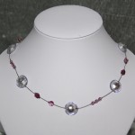 Collier rose et gris perles en verre et résine   20€