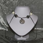 Collier noir blanc perles en céramique médaillon bois