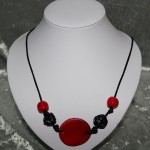 Collier rouge et noir perle médaillon céramique