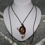 Collier pierre noir et doré     15€