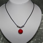 Collier perle rouge céramique et métal     15€