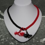 Collier rouge et noir noeud macramé     18€