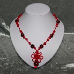 Collier rouge noir noeud chinois perles en céramique   22€