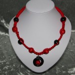 Collier rouge et noir noeud macramé perles en céramique   22€