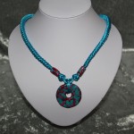 Collier turquoise et rouge noeud chinois médaillon en céramique    22€