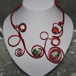 Collier rouge et perles en céramique   22€