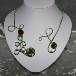 Collier vert et perles en céramique   22€