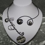 Collier noir et argent, médaillon et perle céramique   22€