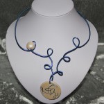 Collier bleu médaillon céramique blanche nacrée    20€