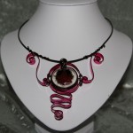 Collier noir et rose, médaillon résine incrustée   22€