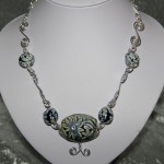 Collier argent et céramique bleu   22€