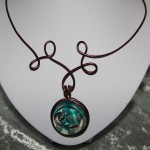 Collier marron et médaillon résine turquoise   22€