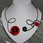 Collier noir et céramique rouge   15€