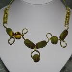 Collier doré et perle Fimo verte marbrée   20€