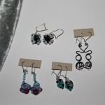 Boucles d'oreilles  céramique, fil aluminium,swarovski, fimo      10€ chacune