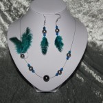 Parure bleu turquoise perle en verre et plume    25€