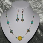 Parure jaune et bleu, perles en céramique   25€